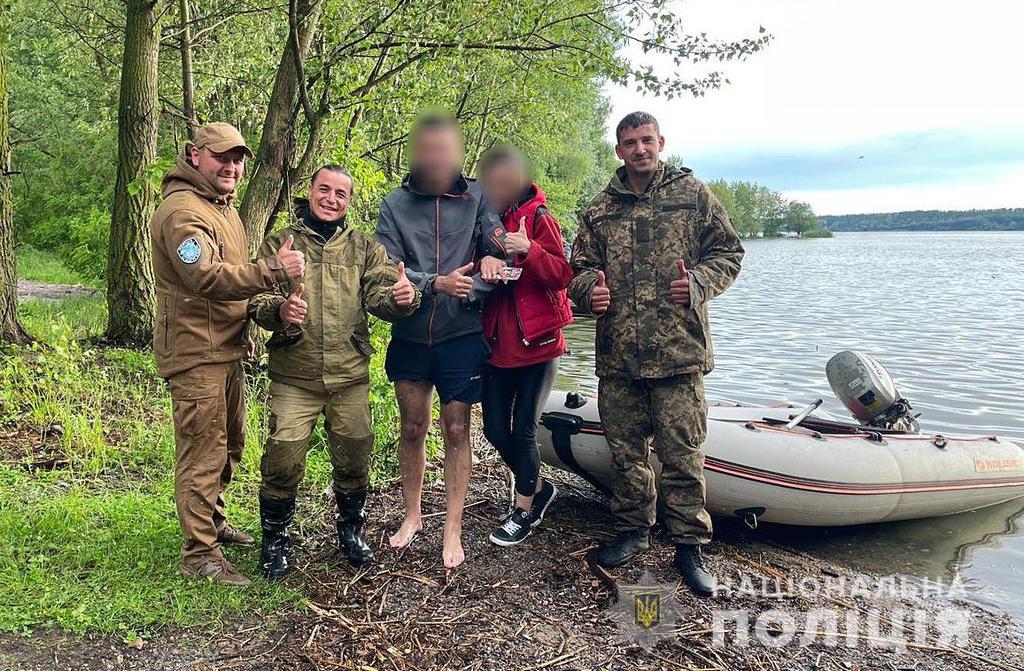 На Полтавщині поліцейські врятували пару, яка потрапила в негоду на човні