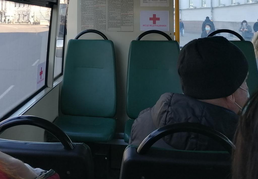 У Полтаві обмежили час дії гарантованих місць для медиків у громадському транспорті