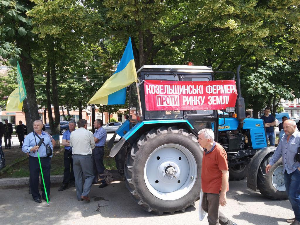 У Полтаві фермери мітингують проти продажу землі: чекають на Тимошенко. ФОТО, ВІДЕО