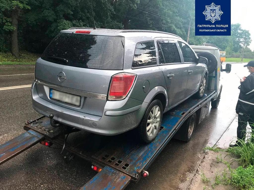 У Полтаві зупинили автомобіль, який перебуває в розшуку