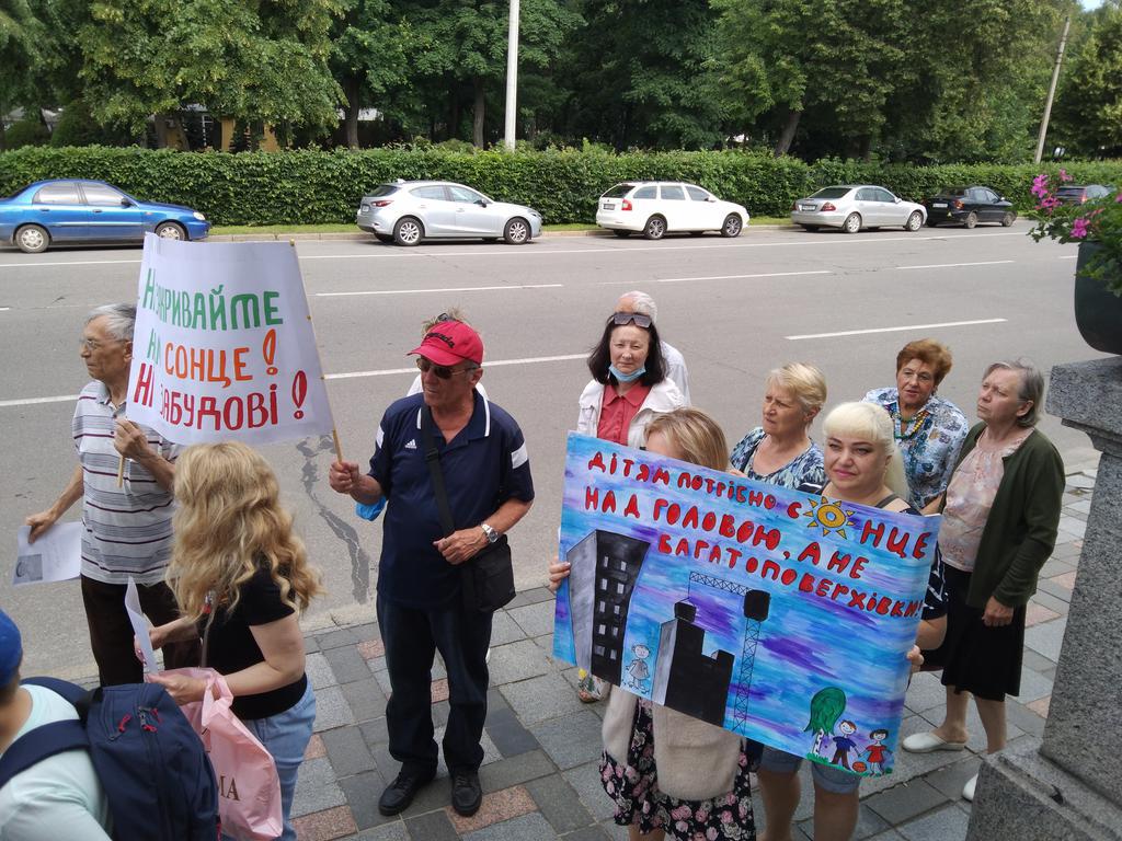 Під Полтавською міськрадою мітингують проти будівництва багатоповерхівки. ФОТО, ВІДЕО
