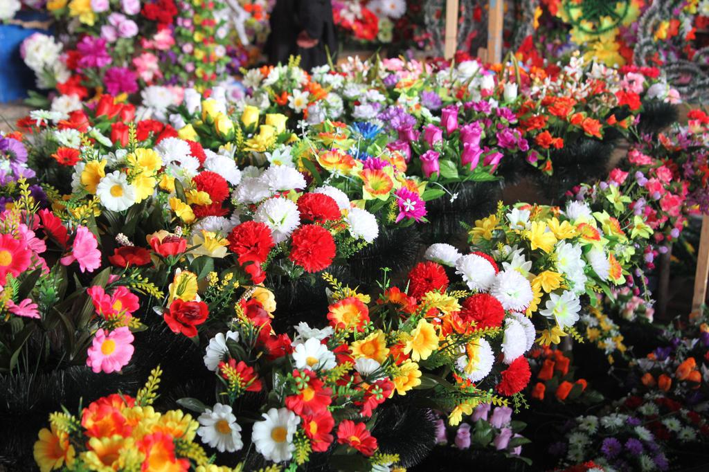 Коли заборонять клумби з шин та пластикові квіти у Полтаві 