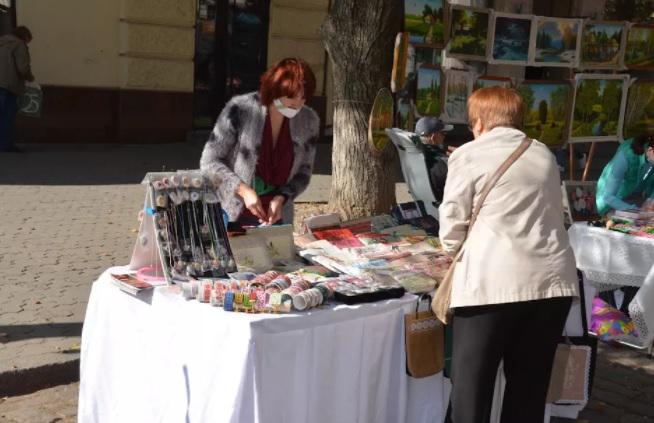 Підприємці, які продають вироби на вулиці Соборності у Полтаві, сплачуватимуть оренду
