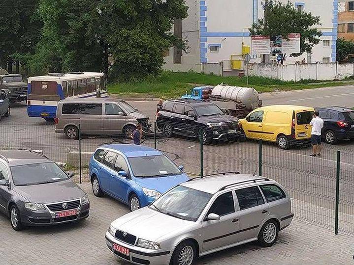 У Полтаві в ДТП зіткнулися одразу три автівки. ВІДЕО