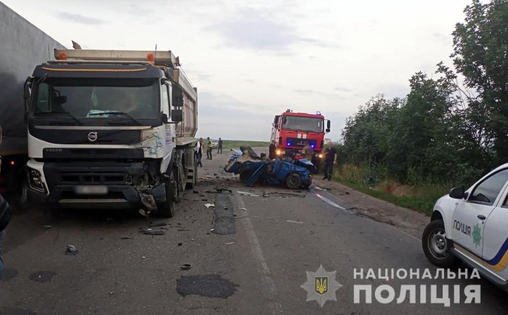 Зіткнулись вантажівка та легковик, є загиблий – ДТП на Полтавщині. ФОТО