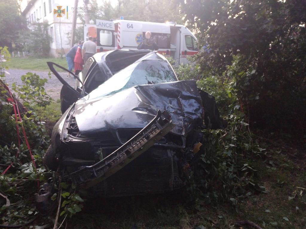 На Полтавщині автівка врізалася в дерево, водія визволяли рятувальники