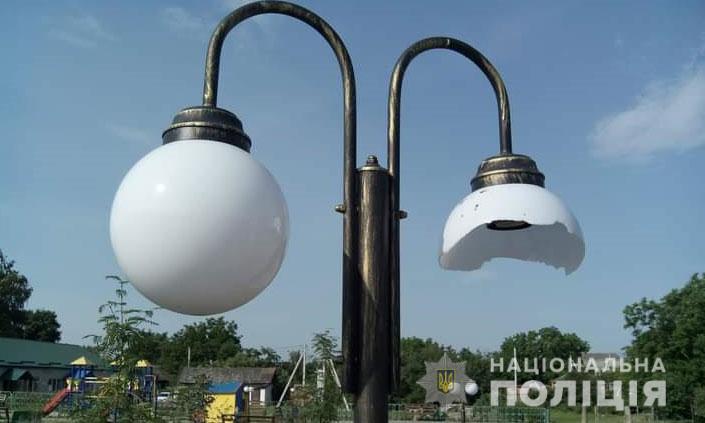 На Полтавщині троє неповнолітніх лишили вулицю без світла – розбили ліхтарі