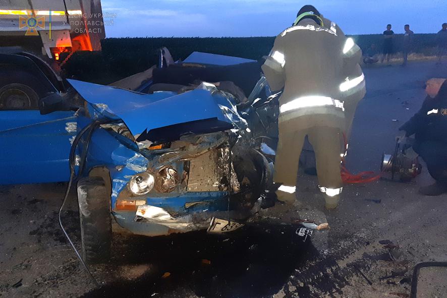На Полтавщині зіткнулися легковик і вантажівка: загиблого водія вирізали з авто