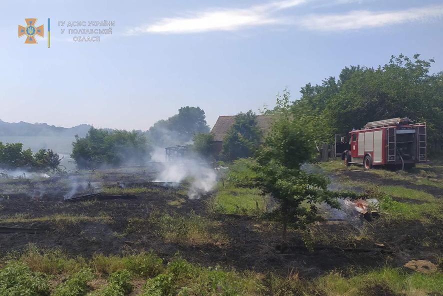 На Полтавщині пожежа з відкритої території перекинулася на приватне обійстя