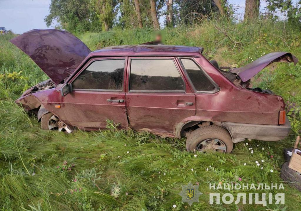 На Полтавщині автомобіль злетів у кювет: двоє людей отримали травми