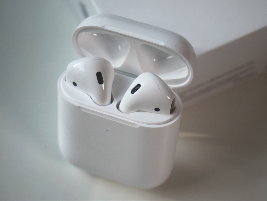 Чим відрізняються AirPods 2 від першого покоління?