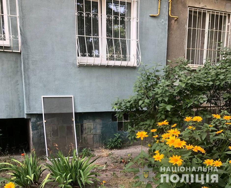 На Полтавщині дитина випала з вікна і загинула на місці