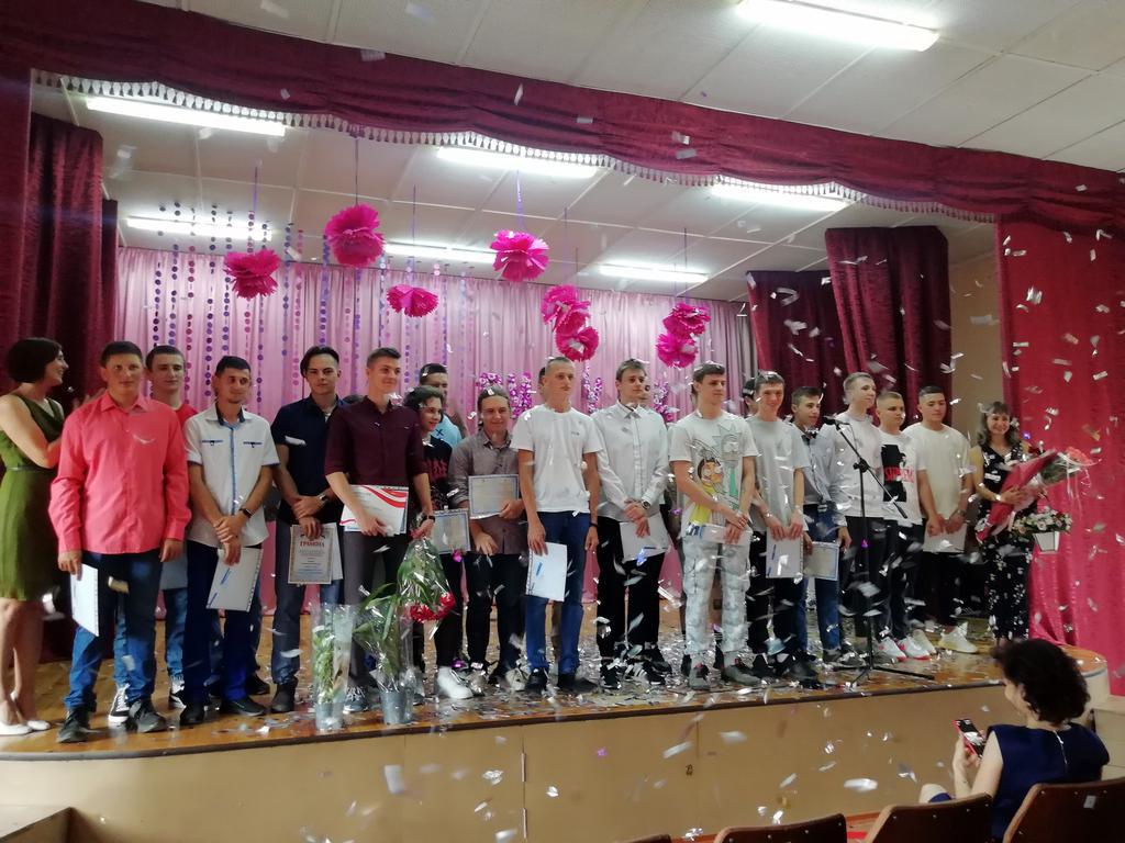 У Полтаві випускники політехнічного коледжу започатковують алею сакур. ФОТО