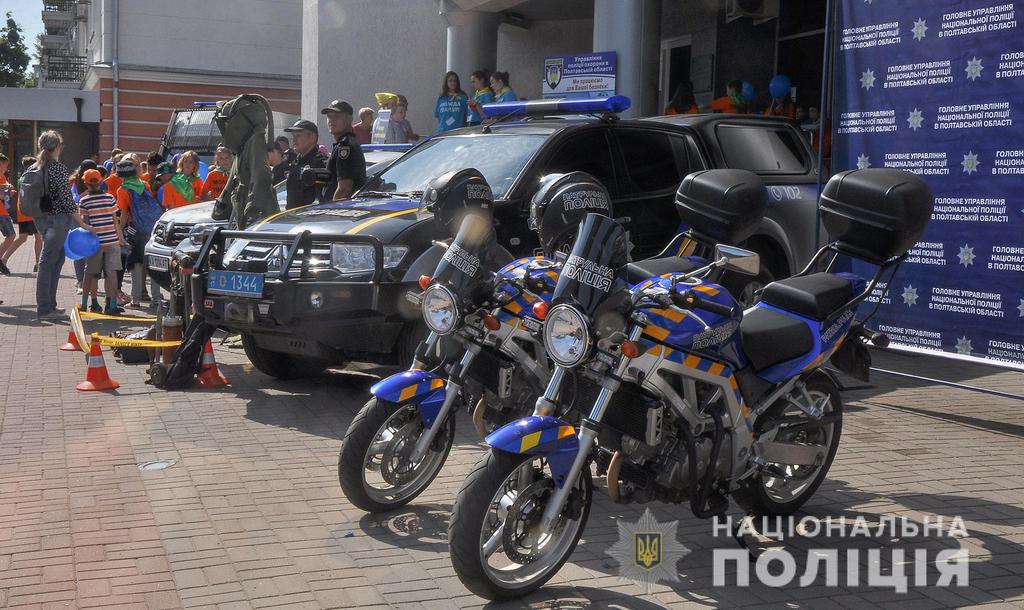 У День Нацполіції в Полтаві роздавали відзнаки й влаштували виставку техніки. ФОТО