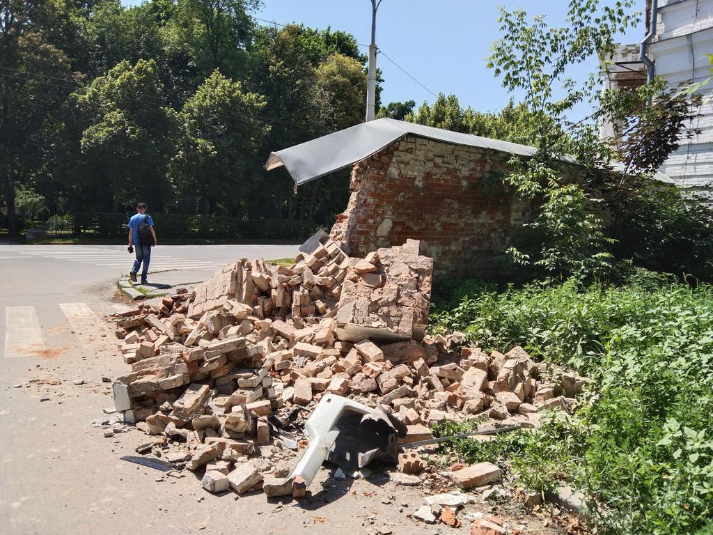 У Полтаві авто знесло стіну біля кадетського корпусу, водія шукають: подробиці. ФОТО