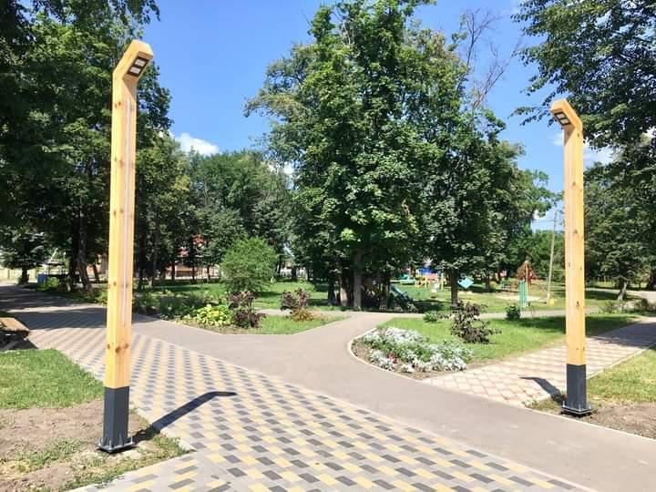 Екологічні, з різною підсвіткою: на Полтавщині громада встановила унікальні ліхтарі