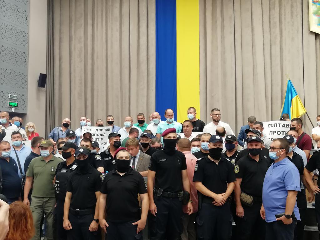 Скандал та бійка на сесії Полтавської обласної ради: голову оточили в кільце. ФОТО. ВІДЕО
