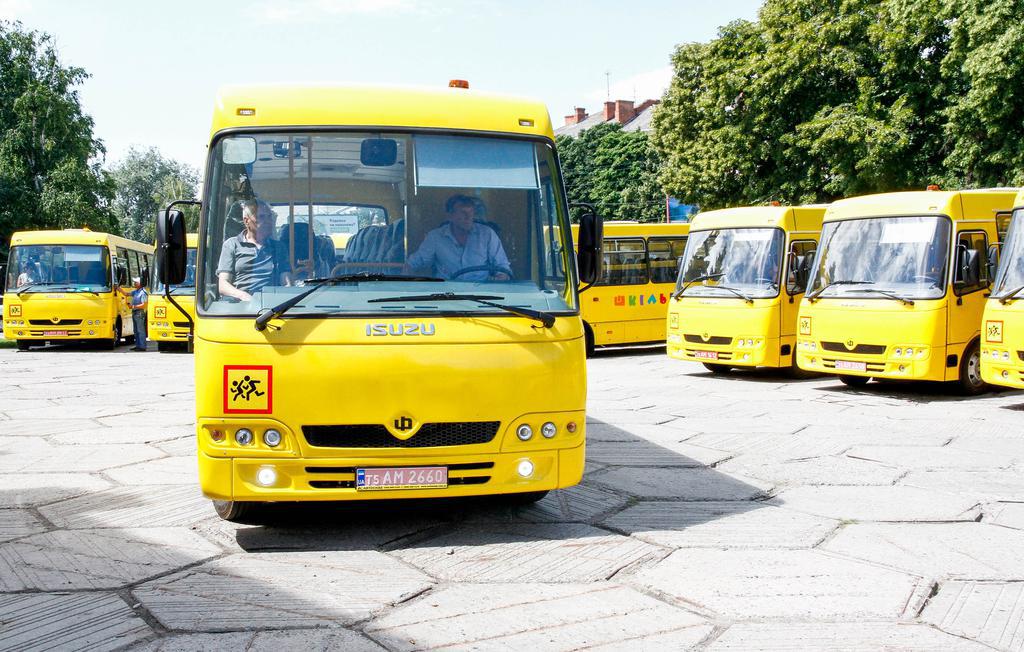 Які полтавські школи отримали нові автобуси