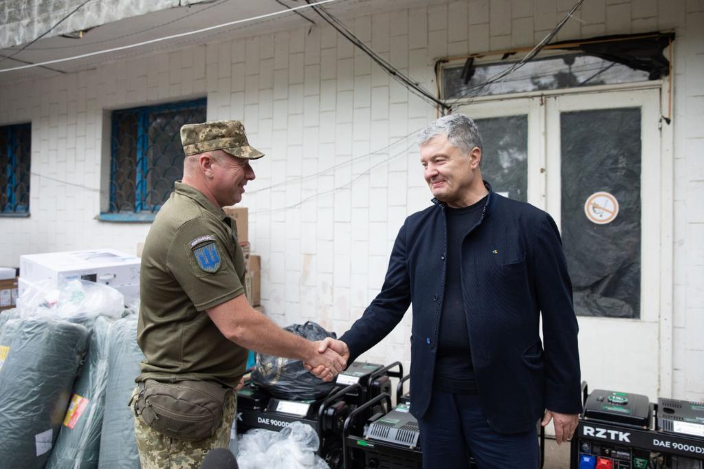 Петро Порошенко в річницю визволення Слов’янська й Краматорська побував на Донбасі – привіз на передову обладнання та вшанував українських героїв