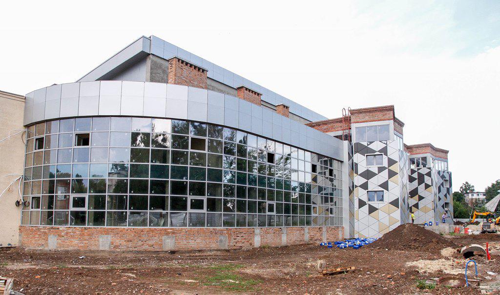 У Полтаві випробовують гідроізоляцію басейну на вулиці Петра Юрченка