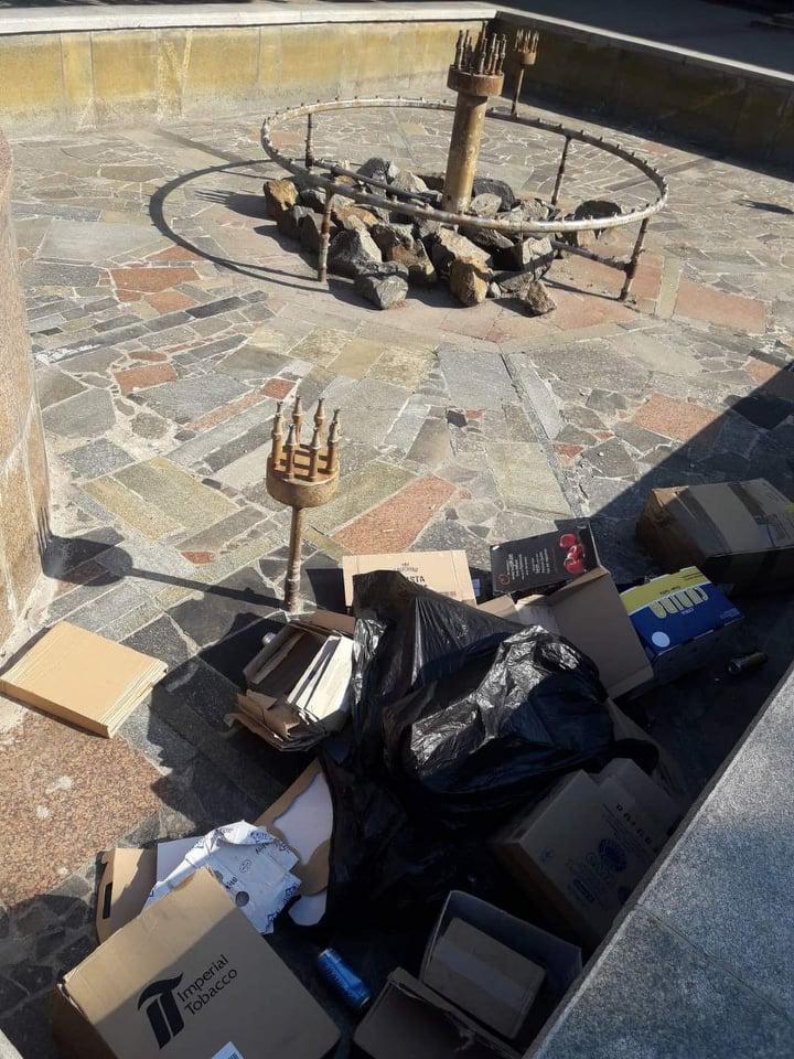 Фонтан у центрі Полтави перетворюється на сміттєзвалище. ФОТО