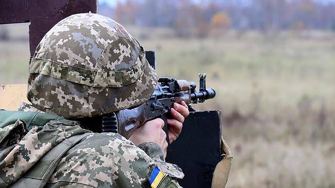 Доба на фронті: вісім обстрілів, п'ятеро українських військових поранені