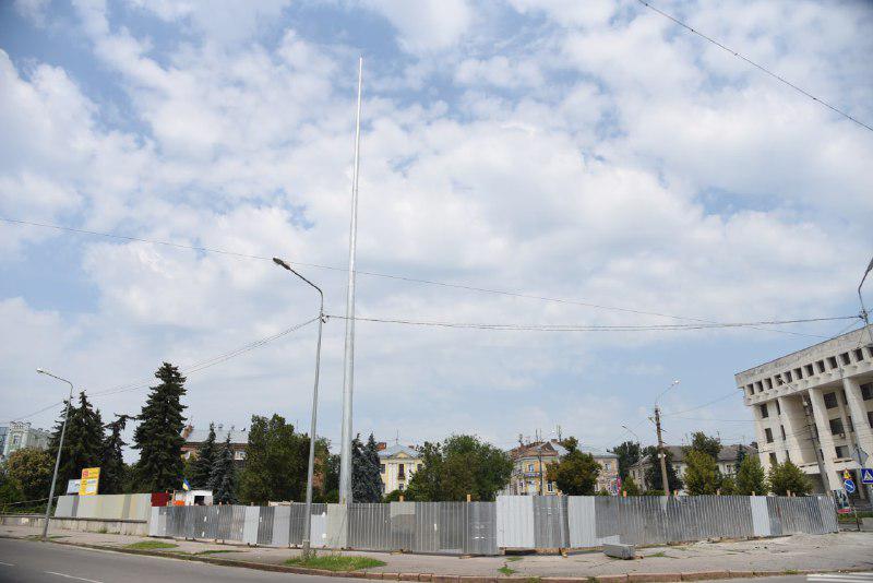 У Полтаві змонтували 50-метровий флагшток для найбільшого прапора області. ФОТО