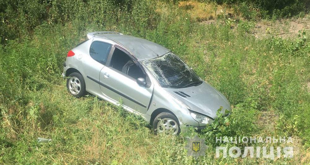 На Полтавщині автівка злетіла з дороги та перевернулася
