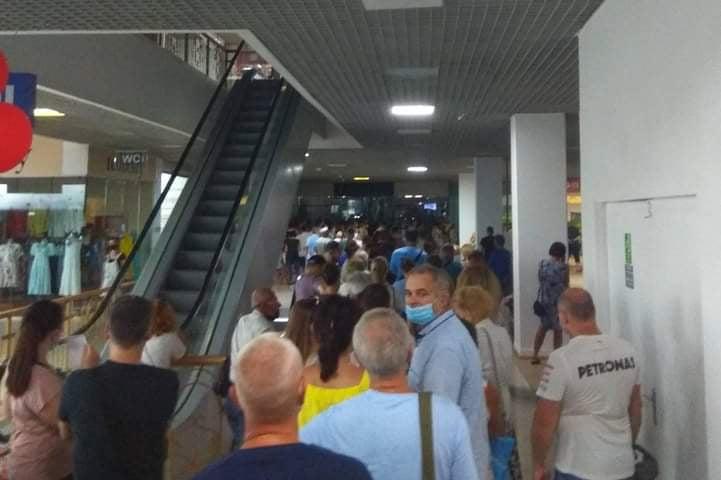По кілька годин стоять у черзі: у Полтаві почали щеплювати від коронавірусу вакциною Pfizer