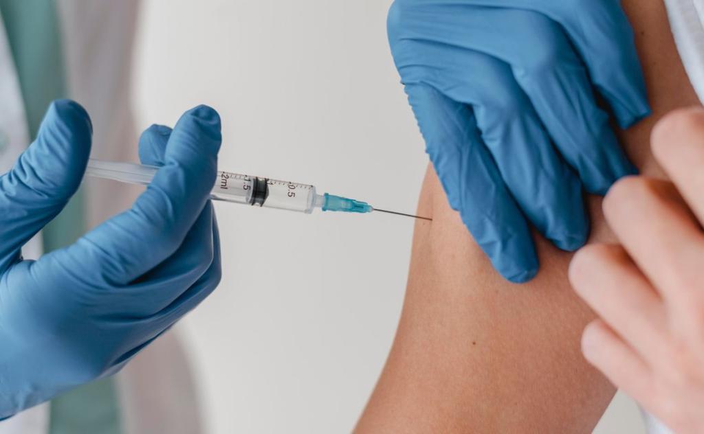 Україна отримала нову вакцину від коронавірусу: кого щеплюватимуть