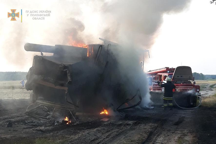 На Полтавщині під час руху загорівся комбайн