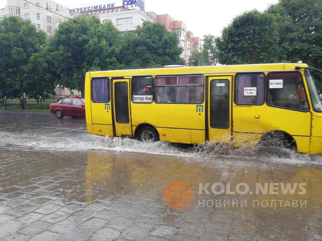 Насувається негода: полтавців просять не лишати авто під деревами