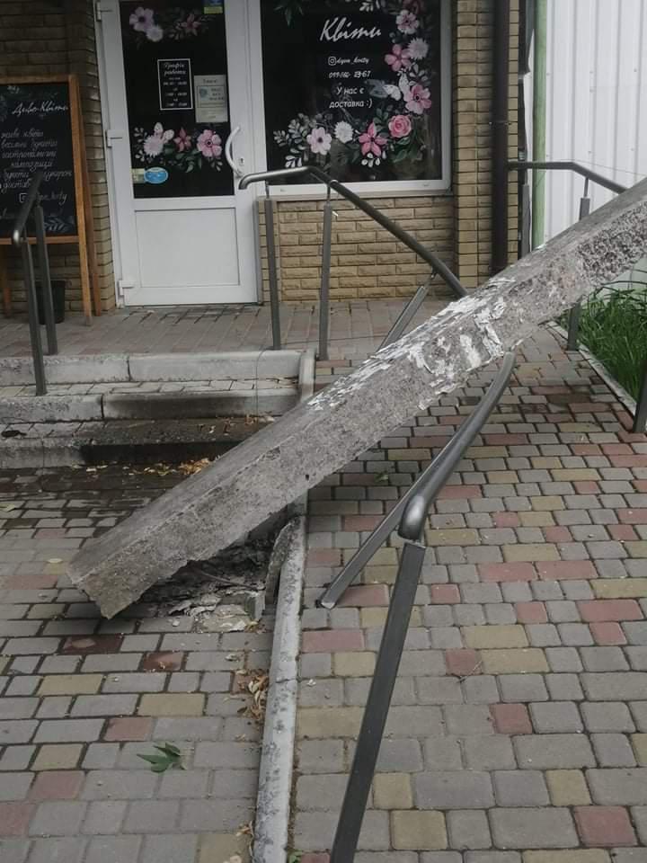 Негода у Полтаві: на поріг магазину упав бетонний стовп. ФОТО
