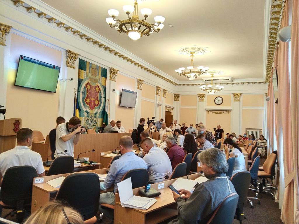 Скандальну передачу шкільних автобусів у Полтаві відклали на потім