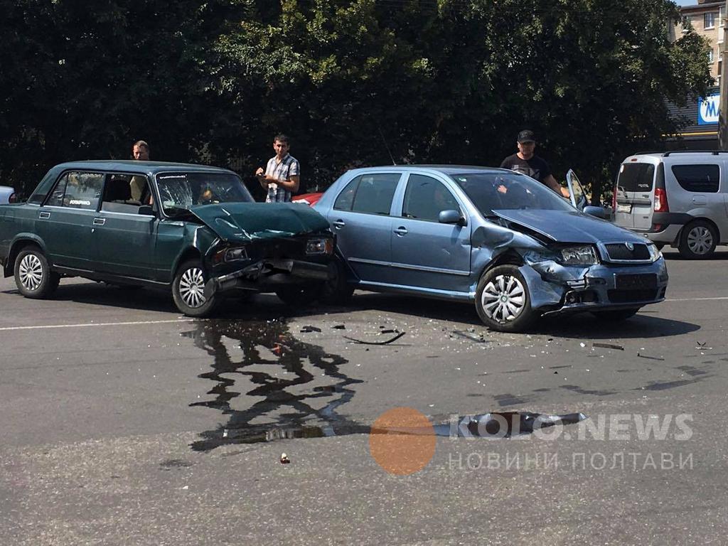 Напроти ТРЦ Київ сталась аварія: не розминулись легковики. ФОТО