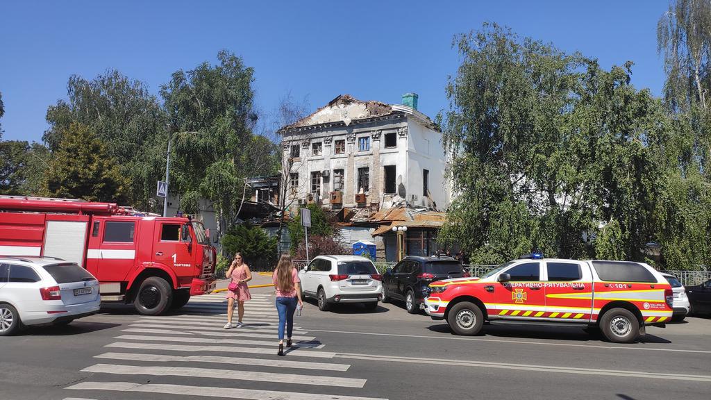 У будівлі екскінотеатру Котляревського у Полтаві чоловік розпалив багаття. ФОТО