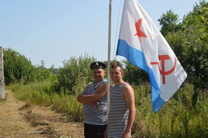 На Полтавщині за участі мера підняли прапор з серпом і молотом