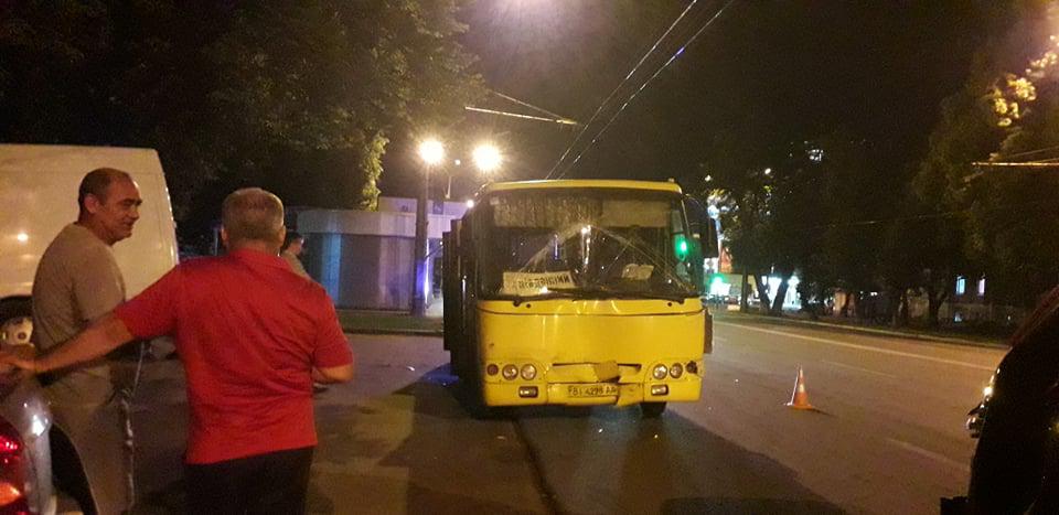 У Полтаві зіткнулися автобус та іномарка. ФОТО