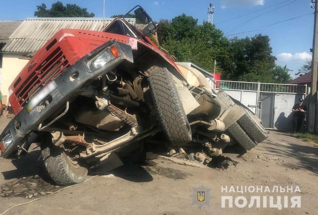 У Полтаві вантажівка провалилася під асфальт, зачепивши легковик