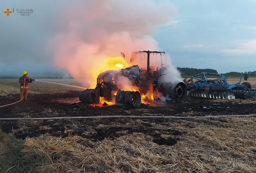 На Полтавщині в полі під час робіт згорів трактор. ФОТО