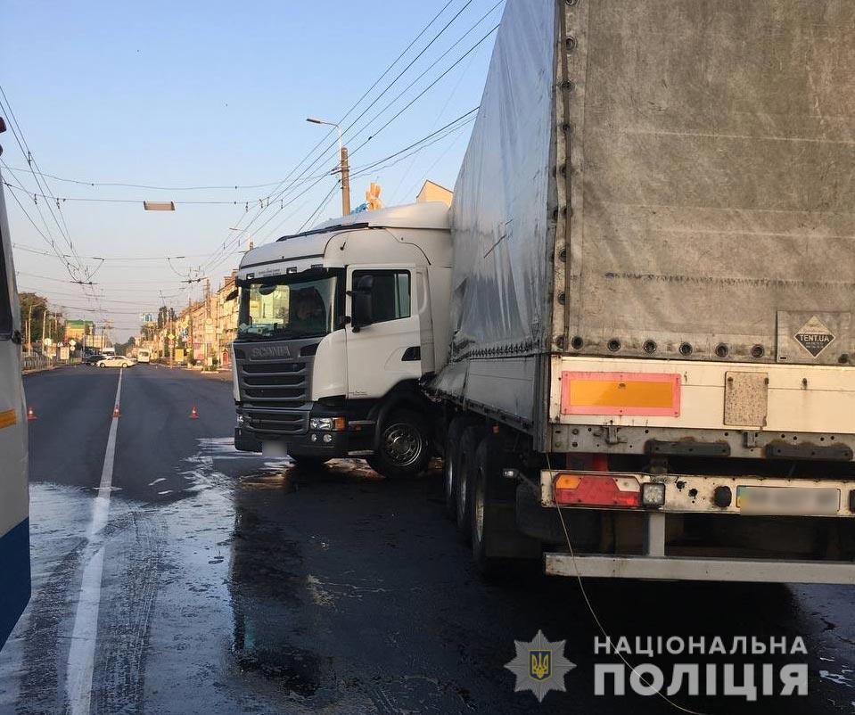 Зіткнення трьох автомобілів на Полтавщині: на дорогу вилилося майже пів тонни палива