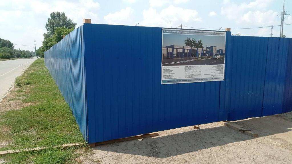 У Полтаві будують нову автомийку: люди підозрюють врізку в зливову каналізацію