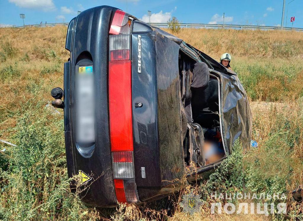 Машина злетіла з дороги й перекинулась, є потерпілі: ДТП під Полтавою. ФОТО