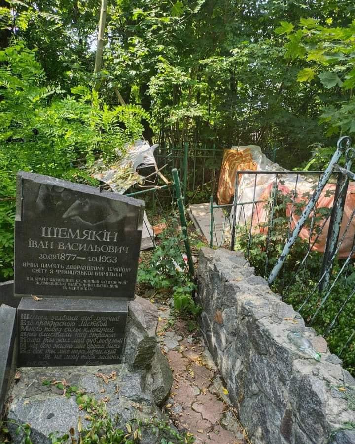 У Полтаві зруйнували надгробок на могилі  всесвітньо відомого борця Івана Шемякіна