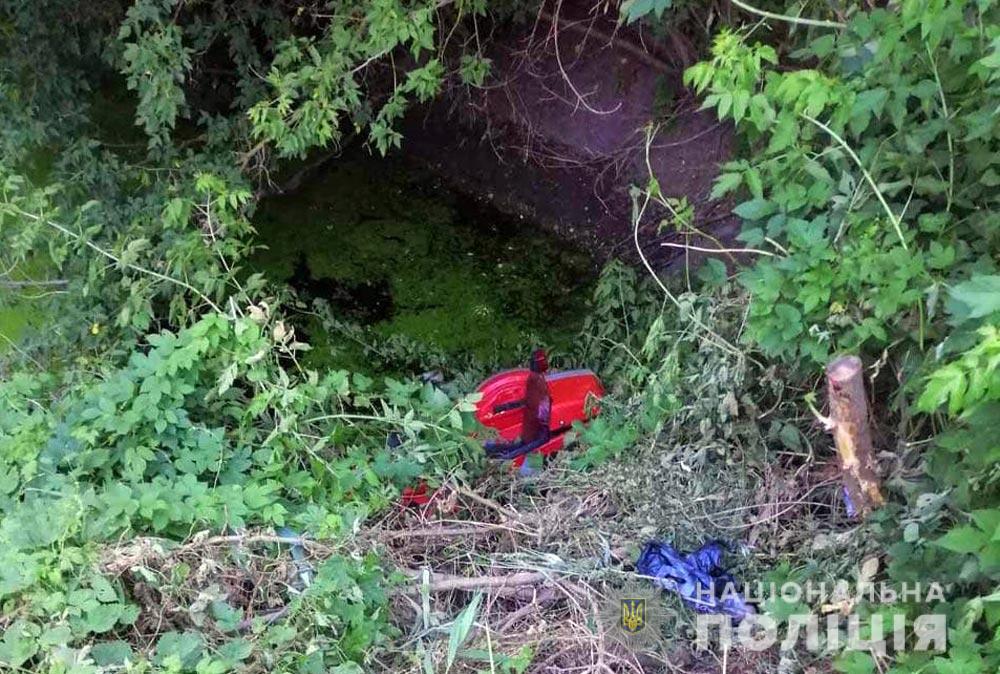 Злетів з дороги і впав у водойму: на Полтавщині загинув мотоцикліст
