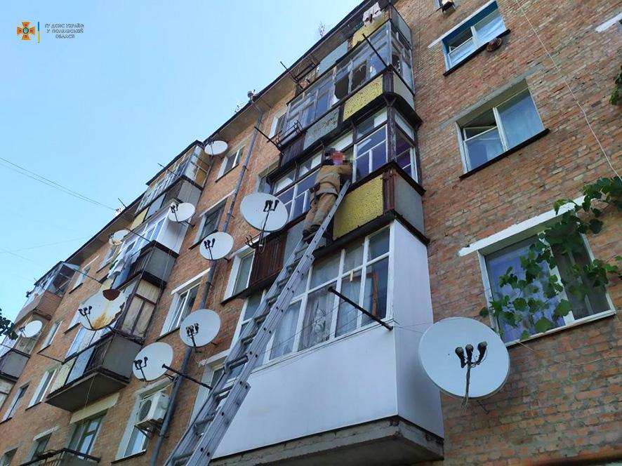 Сиділа і плакала: на Полтавщині з балкона зняли дитину