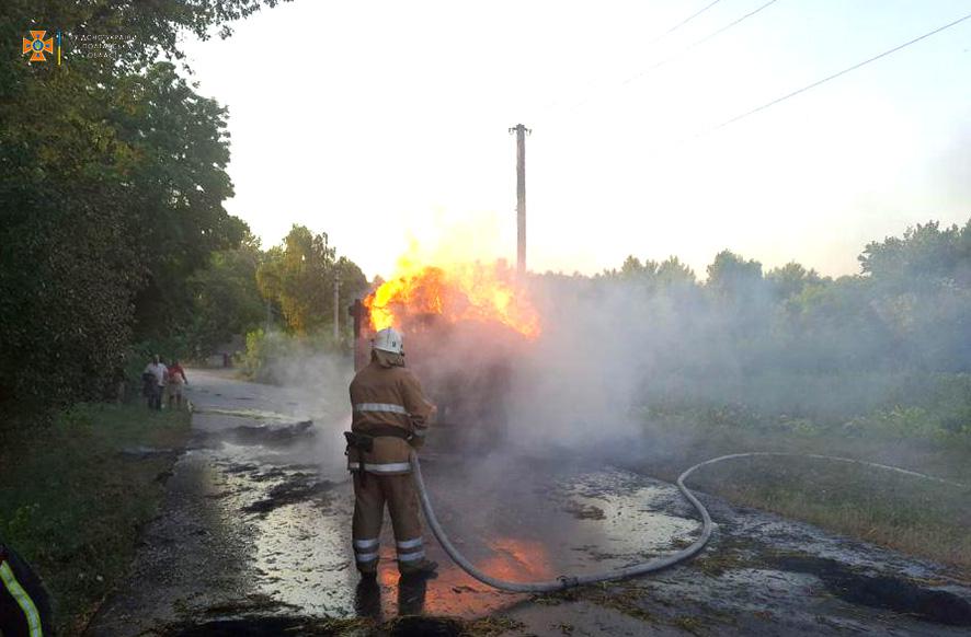 На Полтавщині серед дороги загорілася вантажівка із соломою