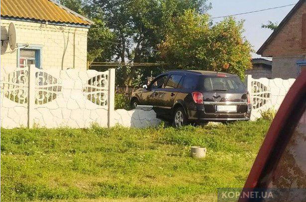 Авто влетіло у двір, протаранивши паркан: ДТП на Полтавщині. ФОТО 
