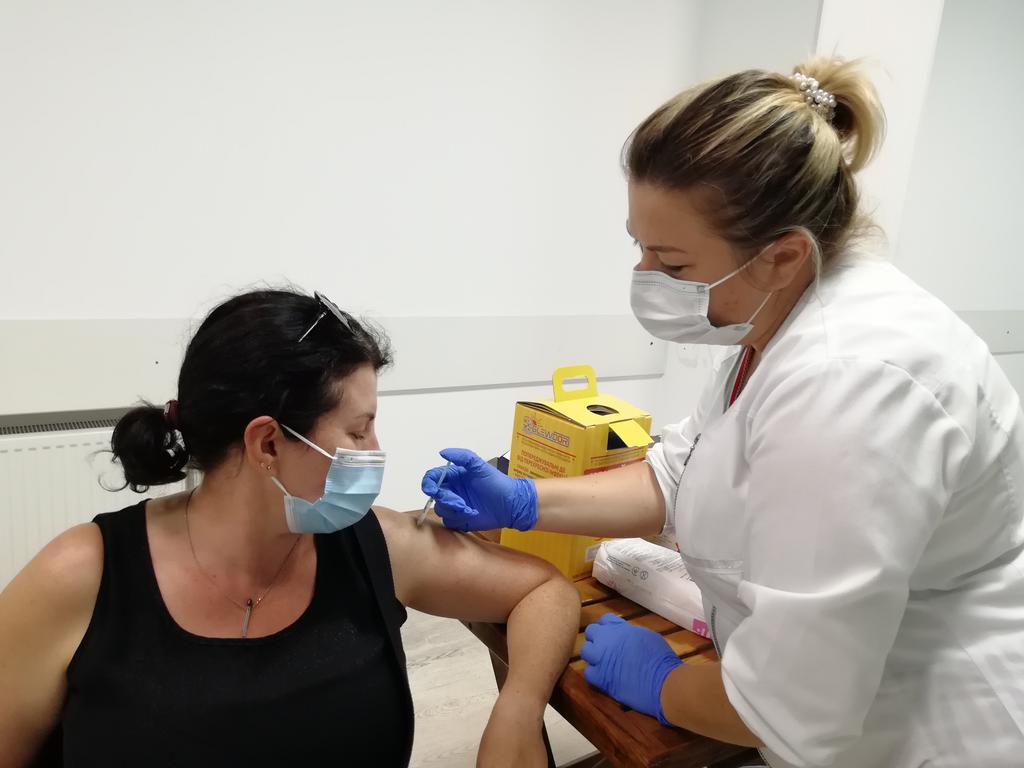 Вакцина CoronaVac на 96% уберігає від лікарні: дослідження Індонезії