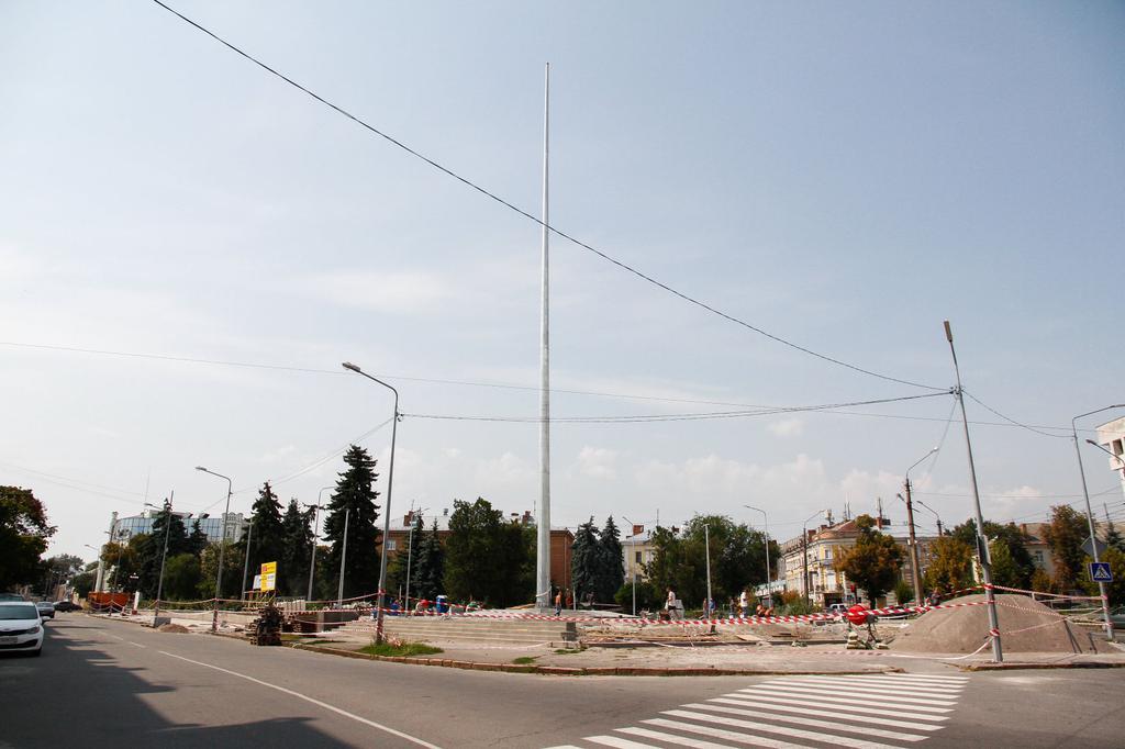 У Полтаві завершують ремонт скверу, де буде найбільший прапор області: коли відкриття. ФОТО